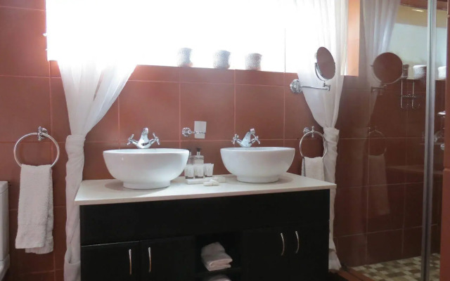 Dinkwe Lodge & Guest House