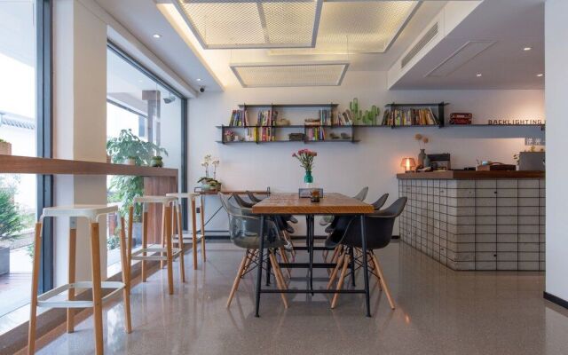 Hangzhou Backlighting Inn