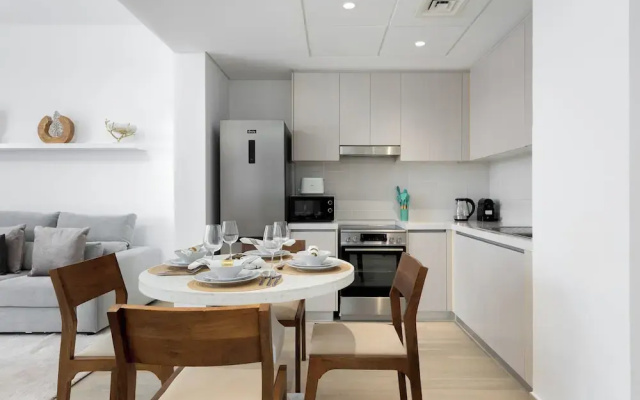 Maison Privee - Sleek Yas Getaway w/ Ferrari World and Canal Views