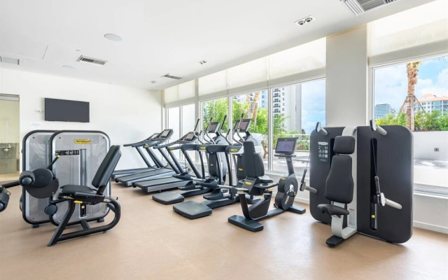 Top Fort Lauderdale Condo 7th Floor - Private and Sanitized, Hotel Amenities, Free Parking for Stays Over 27 Days, 400 ft From the Beach. Hosted by Super Host!