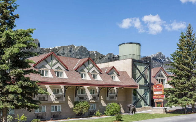 Canmore Inn & Suites