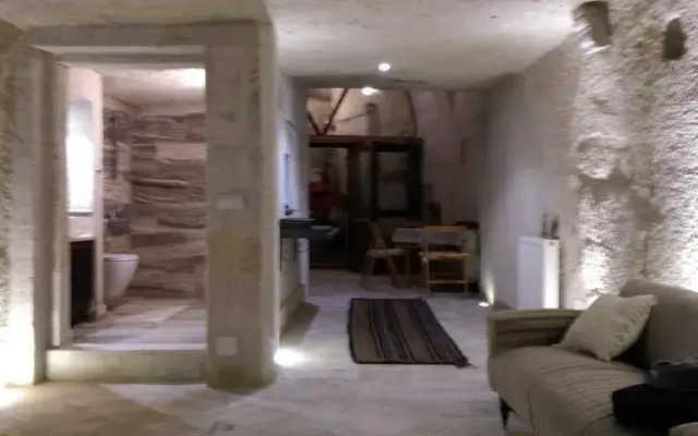Oddest Cave Suite Aparts