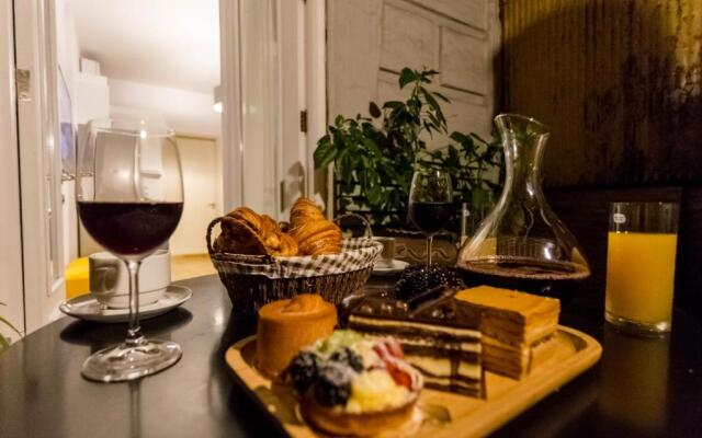 Luxury 3 BR apartment by Freedom square City Center