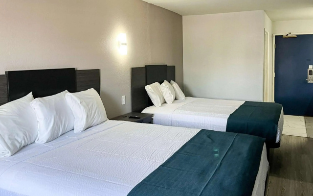 Studio 6 Suites Delano, CA