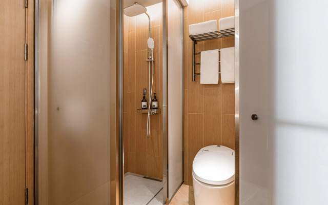 Ji Hotel (Shanghai Lujiabang Road Metro Station)
