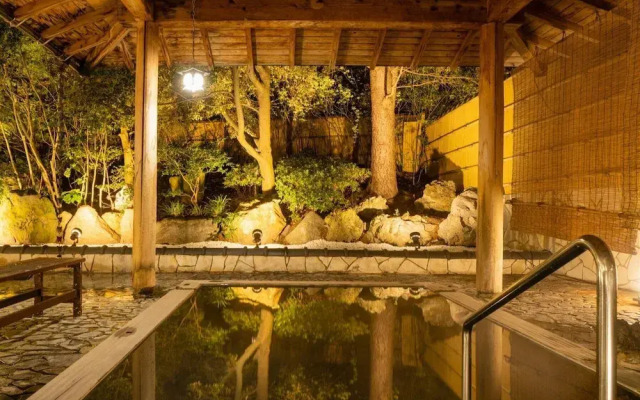 Hotel Hoho "A hotel overlooking the Echigo Plain and the Yahiko mountain range"