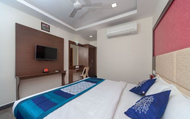 OYO 16595 Famous Residency