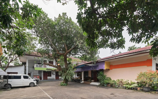 RedDoorz Plus near UPN Veteran Jakarta