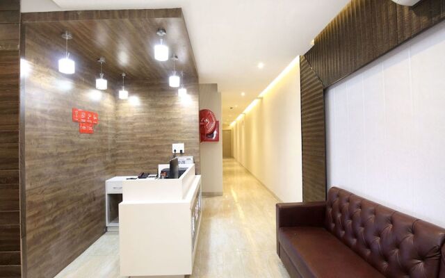 Oyo 17199 Hotel Clg Grand