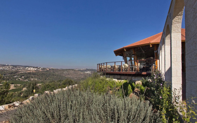 Shoresh Green Hills Family Suites Hotel