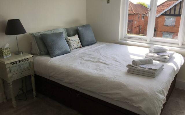 10 Bedroom Home In Glastonbury Beautiful Garden