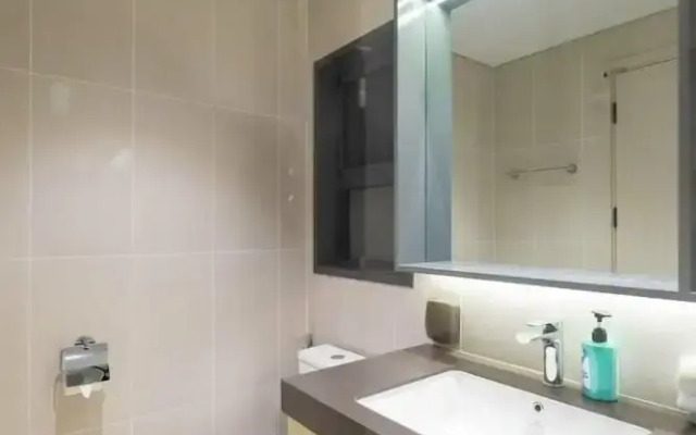 Happy Light Apartment in the Cardinal Court