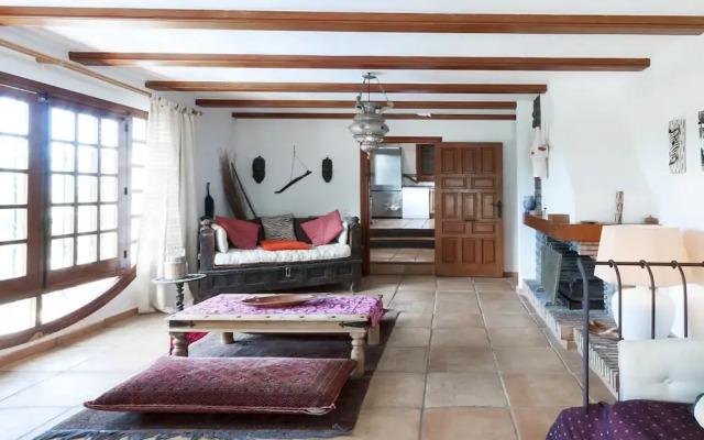 Casabra in Ador With 5 Bedrooms and 3 Bathrooms