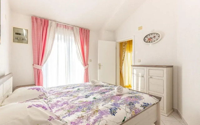 Stunning Home in Jadranovo With 5 Bedrooms, Jacuzzi and Wifi