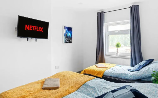 3br-sleeps8-parking-wifi-closestation