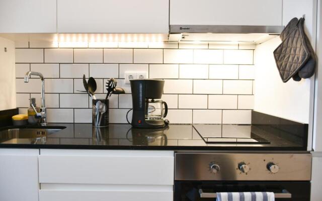 Comfortable&Central w/balcony-9 min walk Trindade