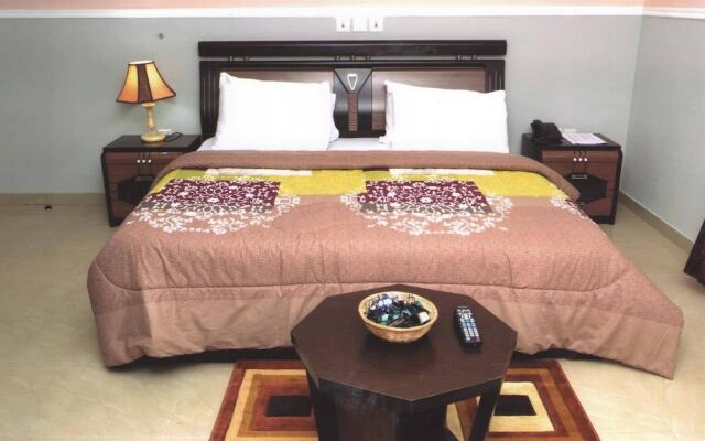 Naptin Executive Hotel And Suites