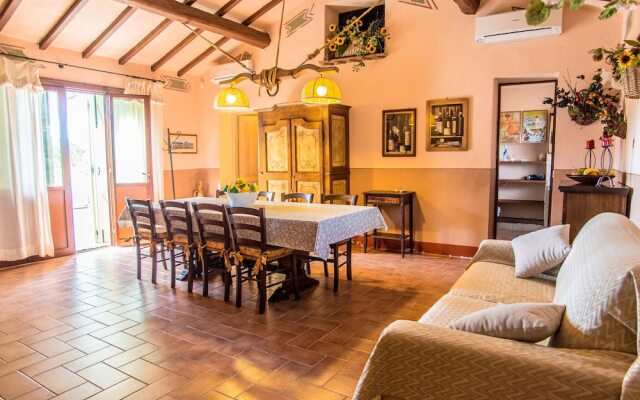 Tasteful Apartment in Roselle Terme With Fenced Garden