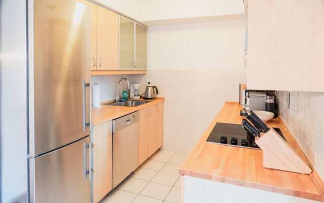 Spacious Family Condo In Swansea, Toronto