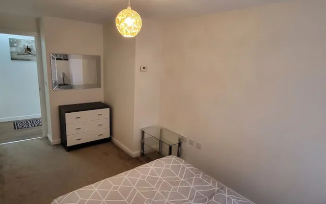 Inviting 6-bed House in Nuneaton