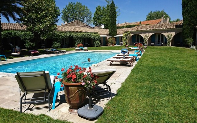 Hôtel le Pré des Baux