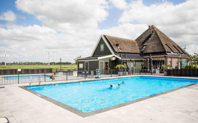 Detached, bright chalet with dishwasher, 8 km. from Hoorn