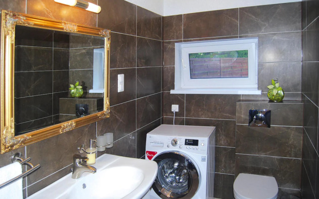 Terraced House With Pool and Sauna, Sieciemin