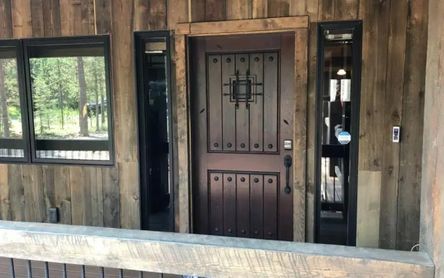 Yellowstone Crossing Lodge