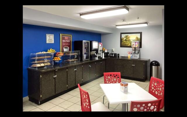 Econo Lodge Inn & Suites