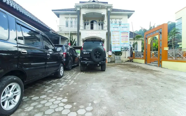 OYO HOMES 91242 Desa Wisata Cibuntu Kuningan Syariah