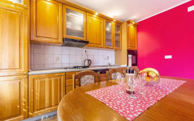 Nice Apartment in Duce With 2 Bedrooms and Wifi