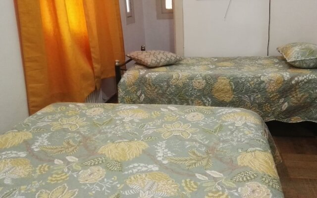 Hostel de'l Tata
