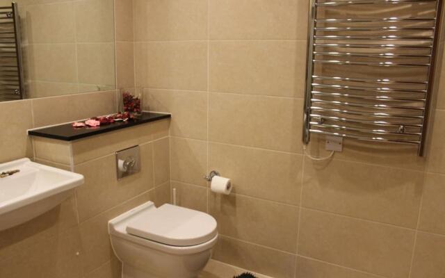 Stylish 3 Bed 2 Bath Apartment Hyde Park