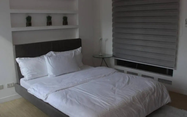 A2J Luxury 1BR BGC Balcony Suite Near BurgosCircle