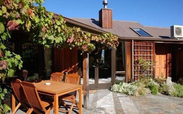 Larch Hill Bed & Breakfast / Homestay