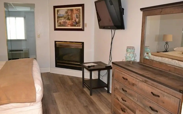 409 1bd 1 Bedroom Condo by RedAwning