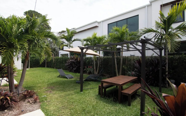 4BR Sleeps 10 Pet Friendly w/ Bbq!