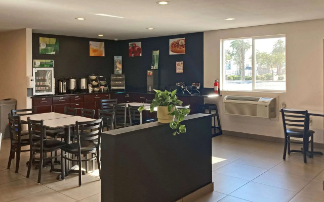 Quality Inn & Suites near Downtown Bakersfield