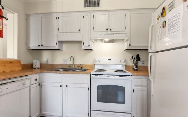 Beach & Tennis Admirals Row by Vtrips