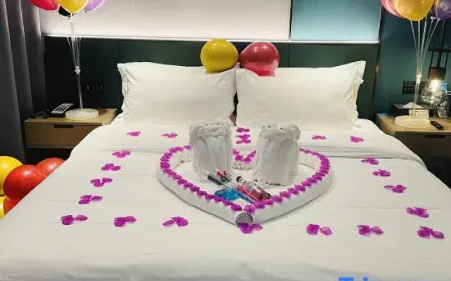 VX Hotel (Wuzhou High-Speed Railway South Station Canghai Park)