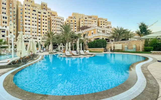 Massive 2 Bedroom with Palm View Balqis