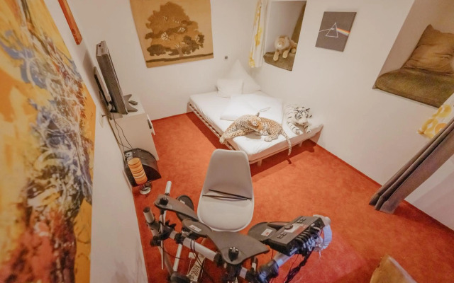 DMG - 'Large, Luxurious Ground Floor' Apartment