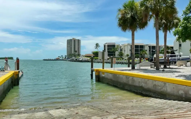 Charming Beachfront Condo With Pool, spa and Views