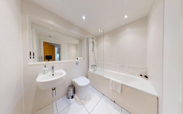 Comfy Two Bed Apartment w Balcony in Canary Wharf