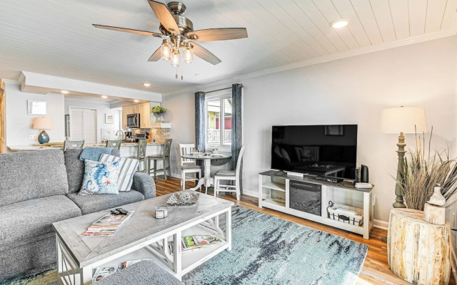 On-the-beach Escape: Oceanfront in Surfside!