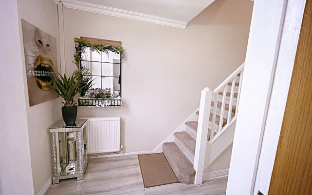 Entire 3-bedroom Home in Oldham - Guest House