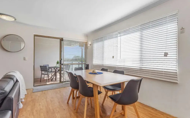 Cosy 2-bedroom Seaside Unit Steps From Beach