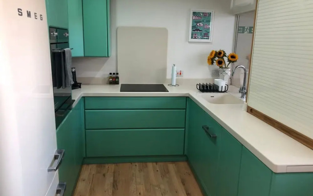 2 Bedroom Flat With Stunning Sea Views and Balcony