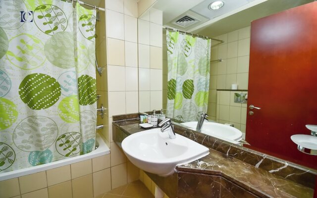 Silver - Modern Studio with lake view