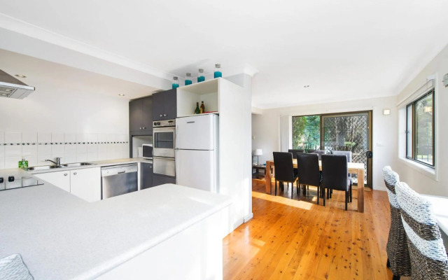 BONNY BEACH HOUSE - Holiday Accomodation with Pool